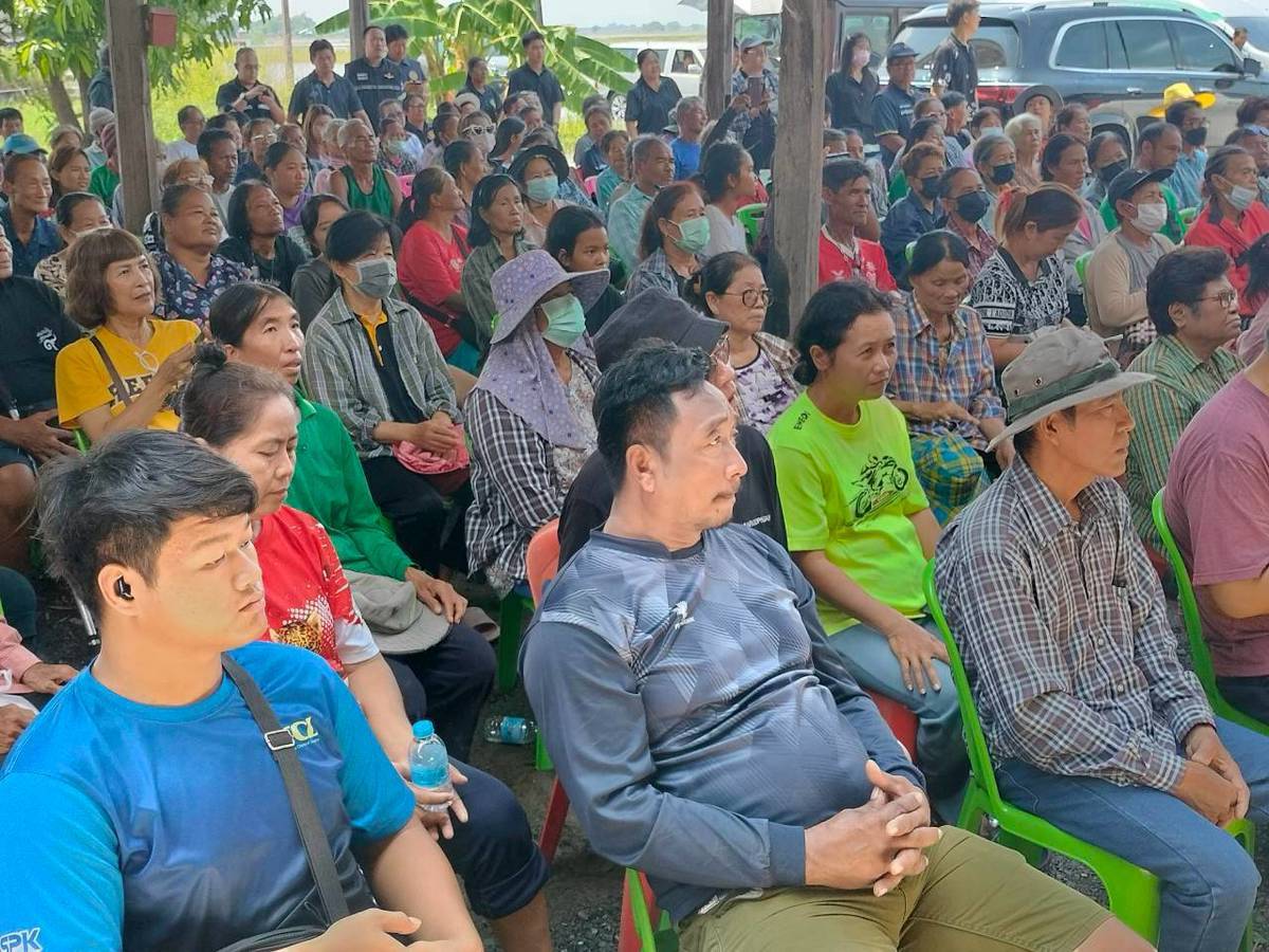 title - ส.ป.ก. ร่วมติดตาม รมช.กษ. (นางสาวปิยะรัฐชย์ ติยะไพรัช) และคณะ ลงพื้นที่ติดตามสถานการณ์อุทกภัยในพื้นที่จังหวัดสุพรรณบุรี พร้อมมอบถุงยังชีพช่วยเหลือประชาชนผู้ประสบภัย